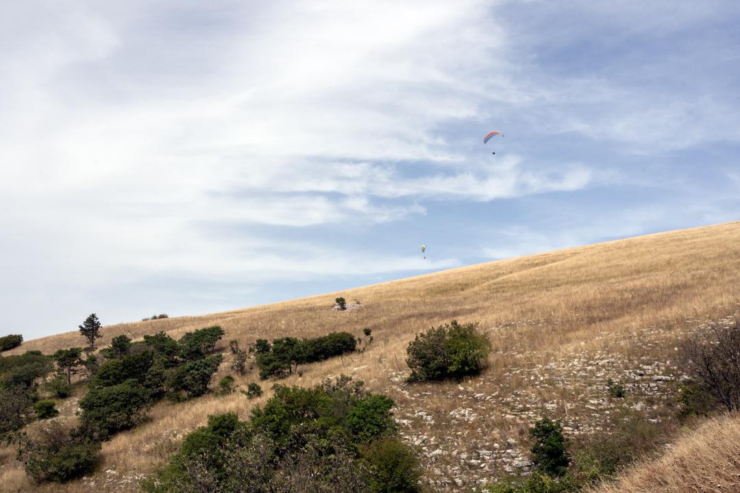 Gleitschirmfliegen auf dem Berg Subasio